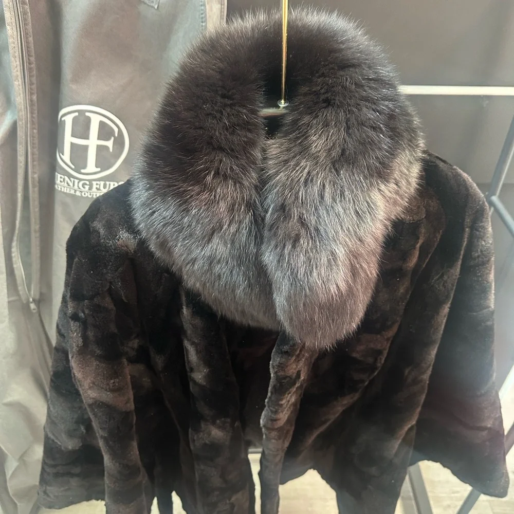 Elegant Black Faux Fur Cape - Picture 7 of 8